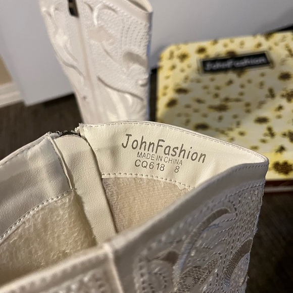 John Fashion white embroidered cowgirl boots size 8 *like new condition* - Picture 4 of 6